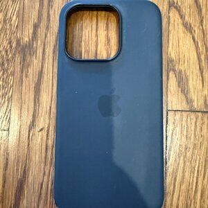 iPhone 15 Pro Silicone Case with MagSafe - Black